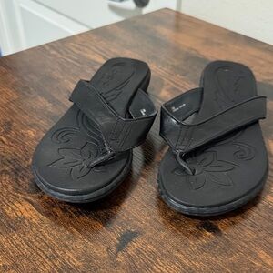 boc Black Floral-Embossed Thong Sandals